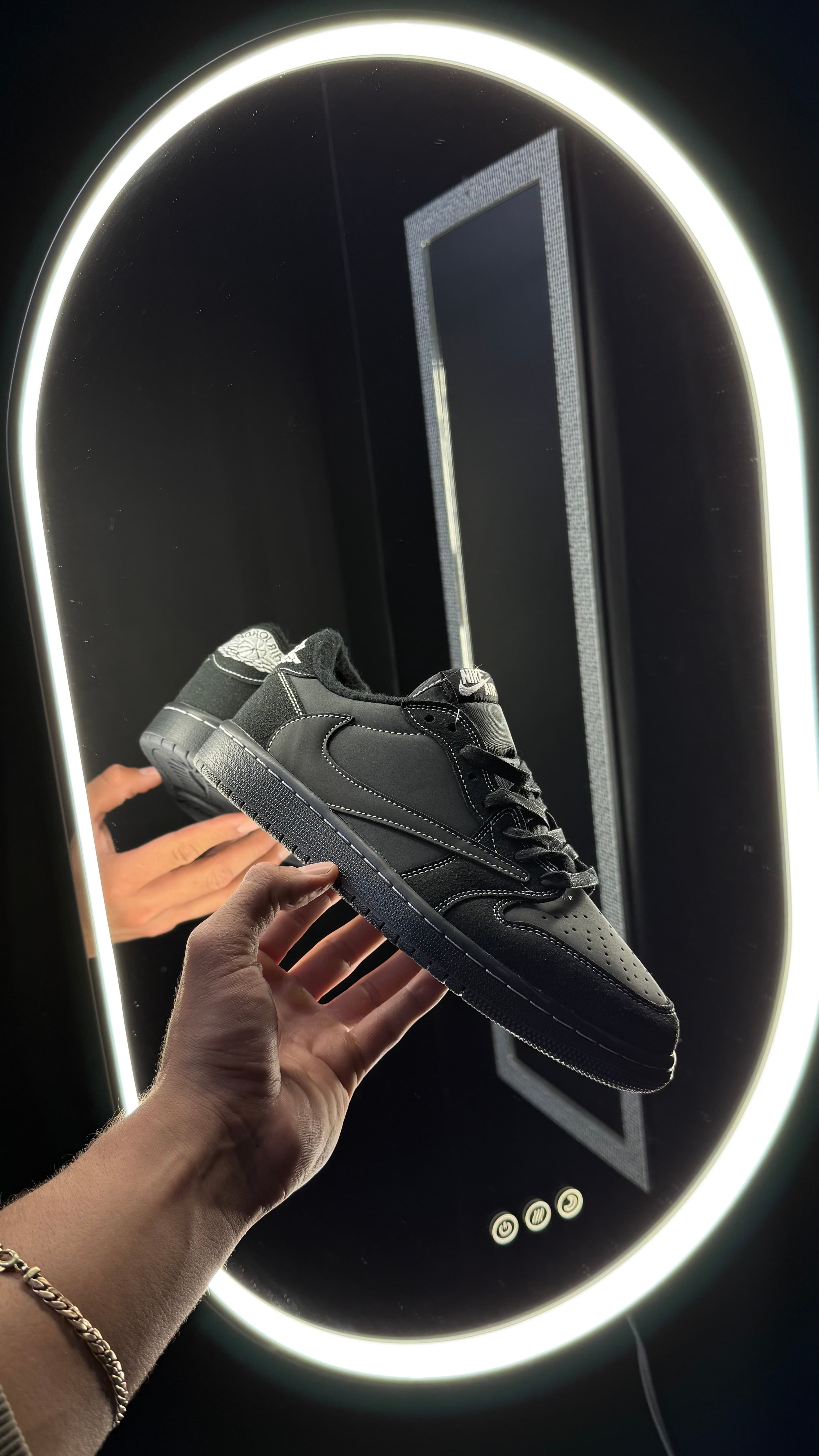 Jordan 1 Travis scott